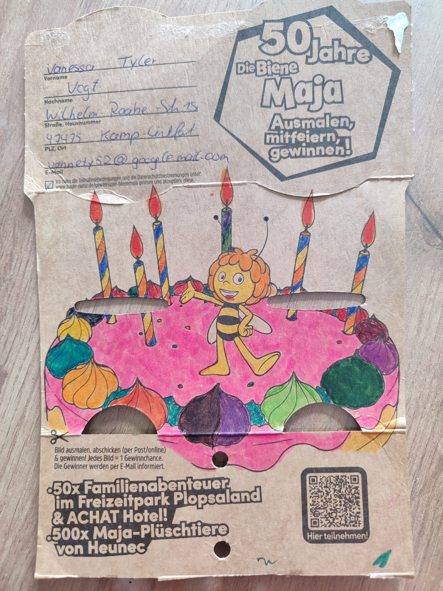 Ausmalbild: Biene Maja mit Grashupfer