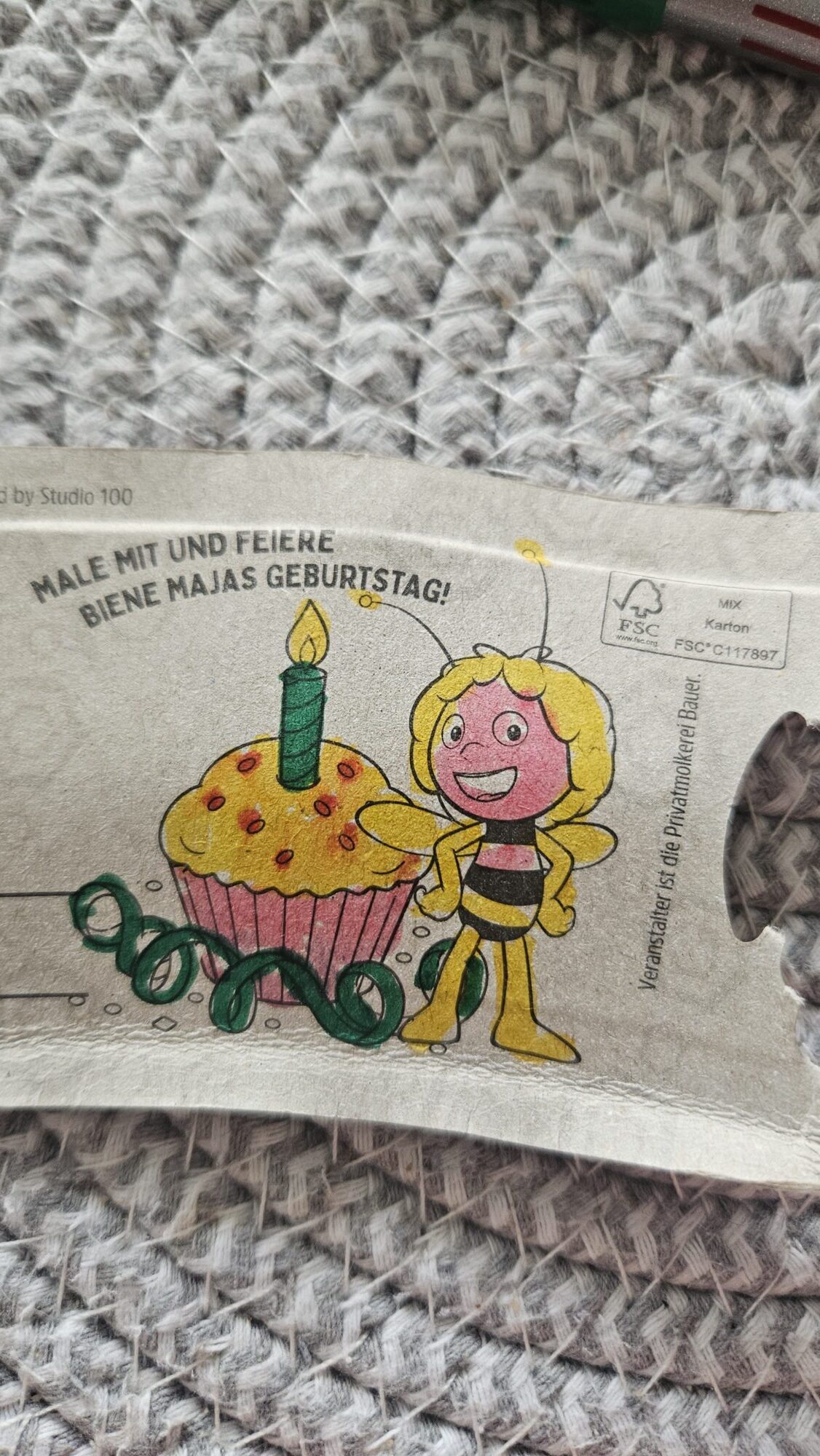 Ausmalbild: Biene Maja mit Grashupfer